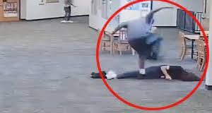 Alumno da golpiza a profesora, la escupe y amenaza con matarla solo por ella quitarle videojuego