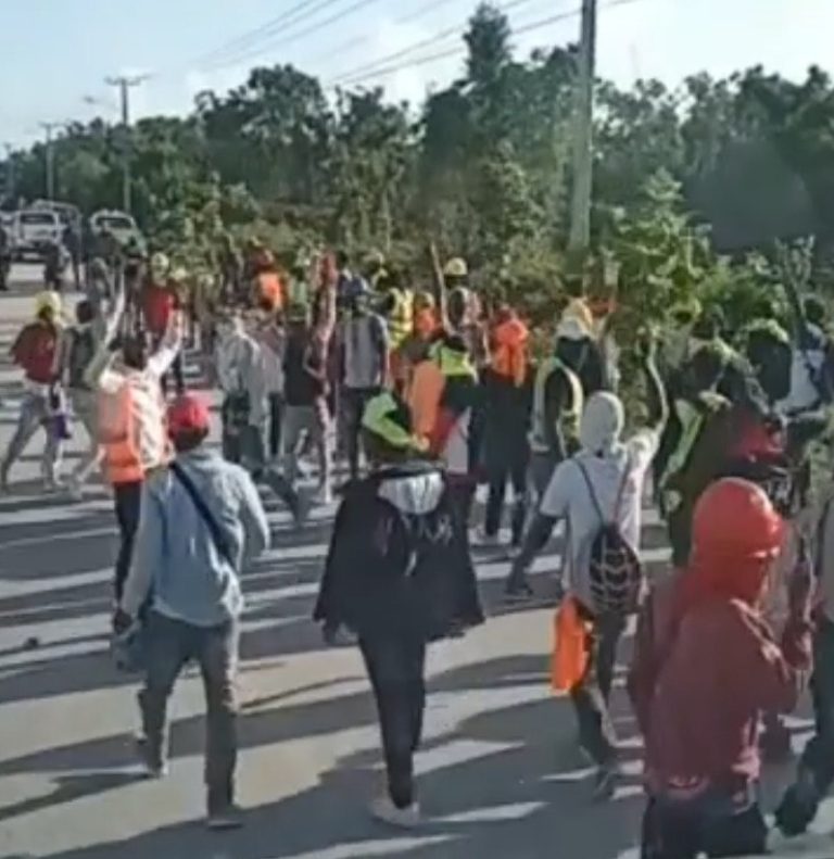 Haitianos enfrentan agentes de migración a pedradas evitando su deportación próximo a Cap Cana [+VIDEO]
