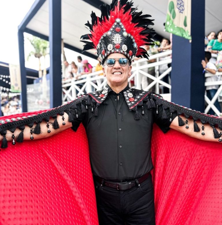 Carnaval Punta Cana 2023 corona al merenguero Eddy Herrera como el Rey Momo