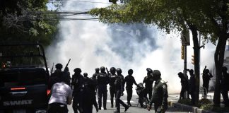 Protesta de peledeístas en solidaridad con apresados de «Operación Calamar» es dispersada a bombazos