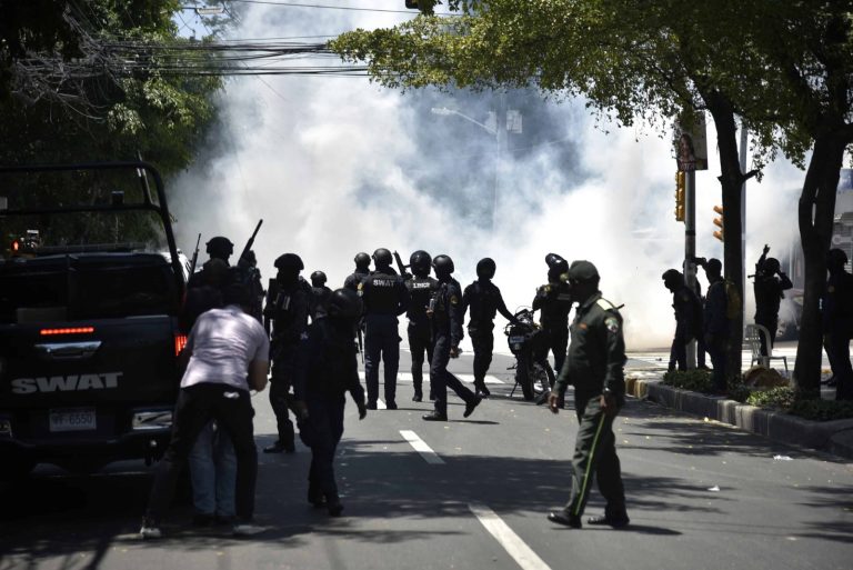 Protesta de peledeístas en solidaridad con apresados de «Operación Calamar» es dispersada a bombazos