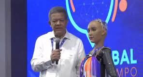 Robot Sophia reponde pregunta del expresidente Leonel Fernández sobre el desarrollo de la República Dominicana en los últimos 40 años