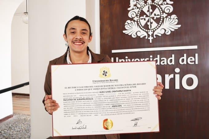 Universidad otorga título de “abogade” a persona no binaria en Colombia