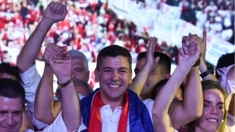 Santiago Peña gana presidencia de Paraguay