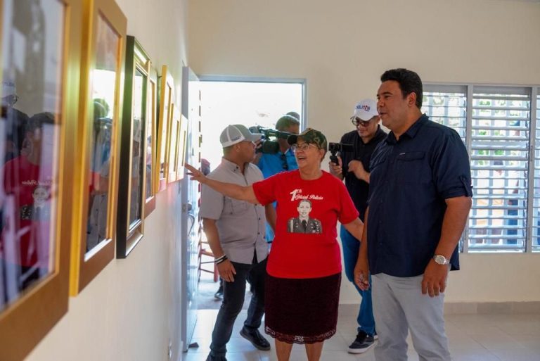 Alcaldía de Higüey y MIVED entregan casa a María Alexandra Pepén Aristy, primera mujer oficial de la PN