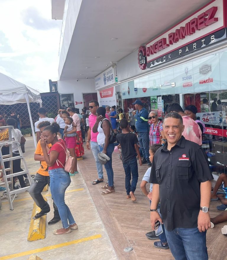 Empresario Angel Ramírez y familia entrega cientos de útiles escolares a niños y jóvenes de Verón Punta Cana