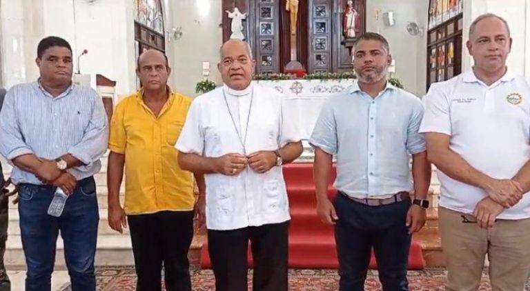  Asociación de Vendedores de Playa de Sosúa y Turismo llegan a acuerdo con mediación del obispo Corniel Amaro