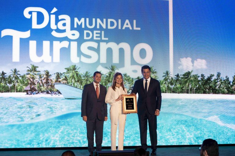 Ministerio de Turismo reconoce a Aníbal de Castro y al aeropuerto de Punta Cana