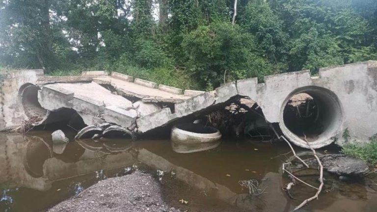 colapsa puente en Las Dos Bocas dejando varios sectores incomunicados en El Seibo