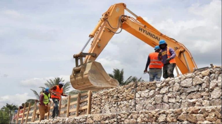 Gobierno construye muros de gaviones para prevenir inundaciones en Higüey