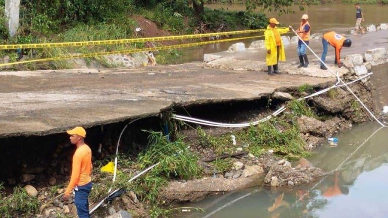 Varios puentes en El Seibo en emergencia tras las fuertes lluvias caidas en las ultimas horas