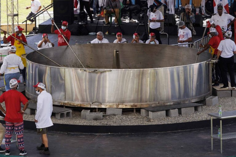 No se logró el Récord Guinness del Sancocho más Grande del Mundo en RD ; faltaron 2,300 libras
