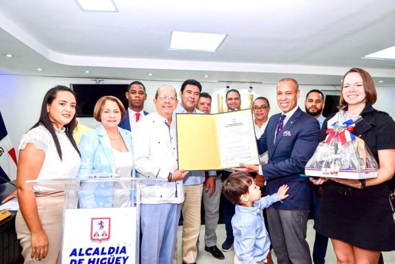 Ayuntamiento del Municipio Higüey reconoce al honorable embajador de Guyana como Huésped Distinguido