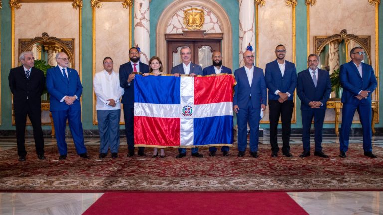 Presidente Abinader recibe a los campeones Tigres del Licey en el Palacio Nacional