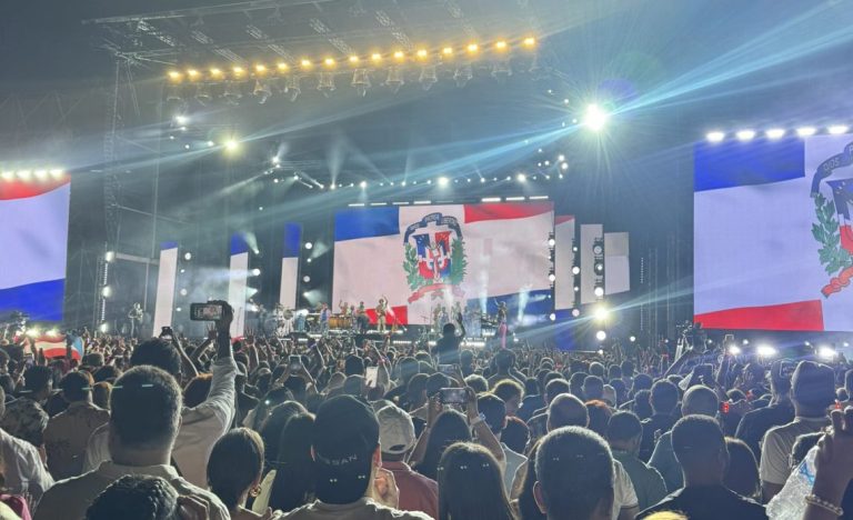 Juan Luis Guerra «Entre Mar y Palmeras» hace historia en el Estadio Olímpico reuniendo al menos 60 mil personas