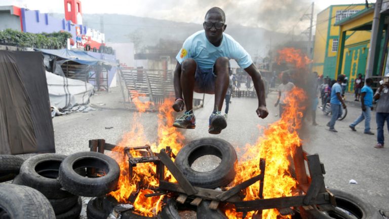 Haití coge fuego por los cuatro costados exigiendo la renuncia de su primer ministro Ariel Henry