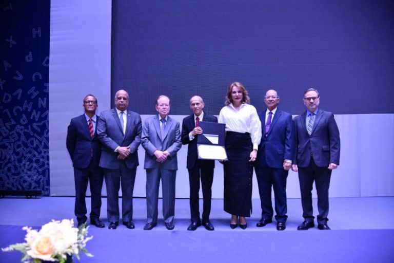 Juan Carlos Mieses recibe el Premio Nacional de Literatura 2024