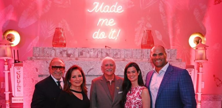 Albert Pujols y su esposa Nicole participan en encuentro con Miguel el padre de Jeff Bezos y los Estefan