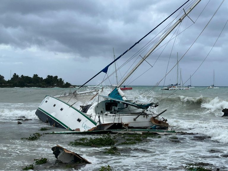 Desastre en Bayahibe | Fuerte oleaje causa pérdidas millonarias con averías de lanchas y botes | Video