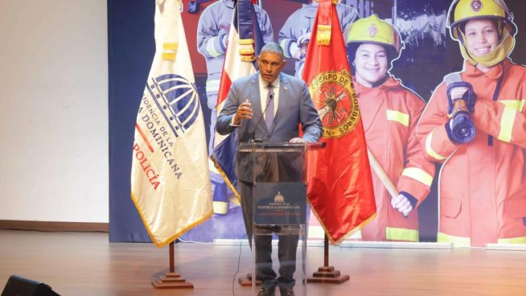 Interior y Policía anuncia incentivo de 15 mil pesos para los bomberos y otros beneficios