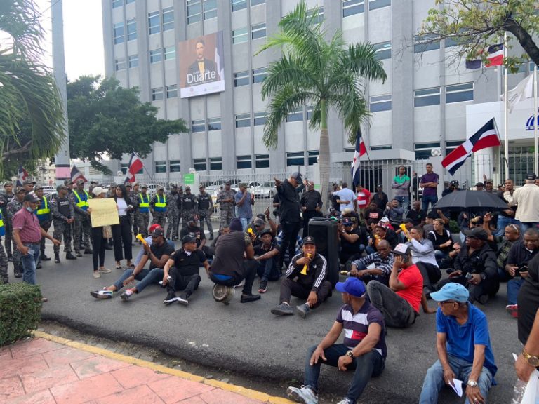 Policías y militares retirados protestan frente a Hacienda para pedir indemnización