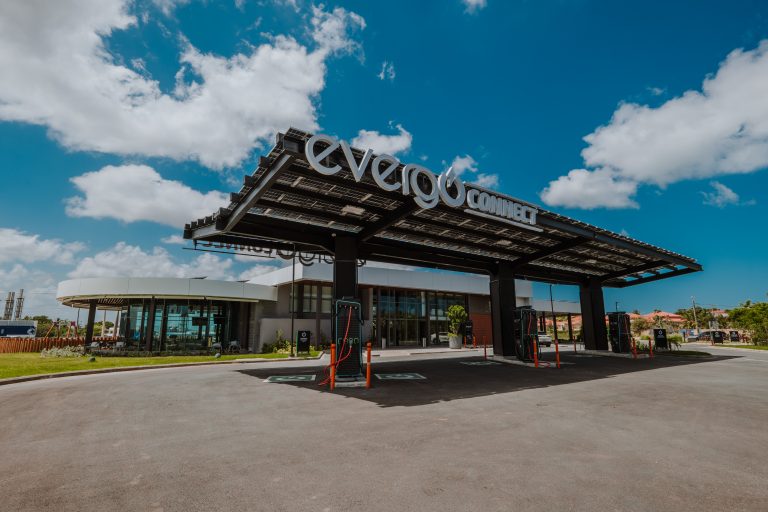Evergo presenta en República Dominicana la primera electrolinera de Latinoamérica