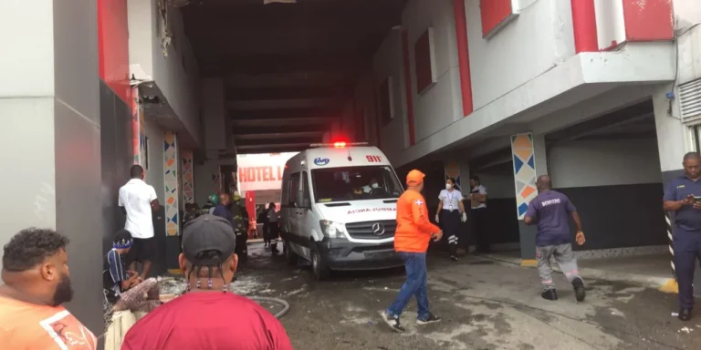 Trágica | Al menos cuatro muertos por incendio en Cabaña la Vía en Santo Domingo Este