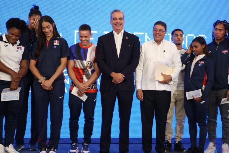 Abinader entrega 100 mil pesos a cada uno de los atletas clasificaron para los Juegos Olímpicos 2024