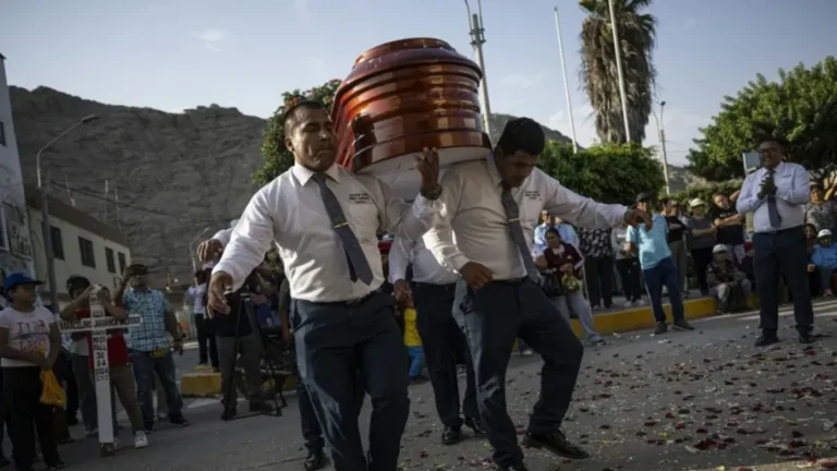 Bailando con la muerte | En Perú también familiares en funerales se despiden de sus fallecidos con alegría y danza