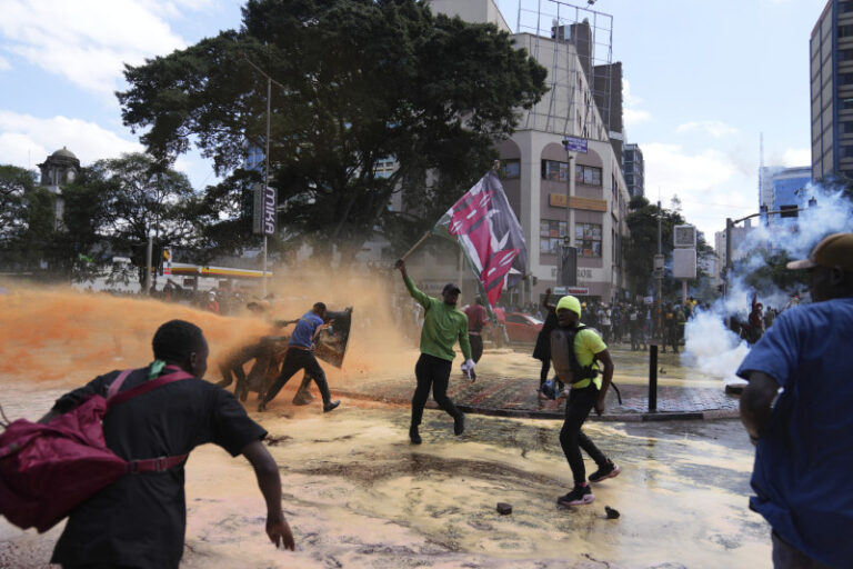 Protestas en Kenia | Manifestantes asaltan e incendian el Parlamento en rechazo a nuevos impuestos