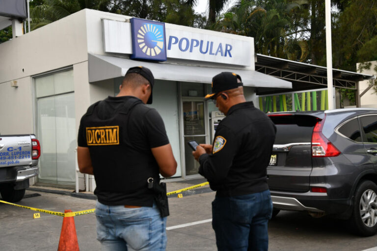 Momento en que entraron a asaltar Banco Popular de la Av. Luperón en Santo Domingo Video