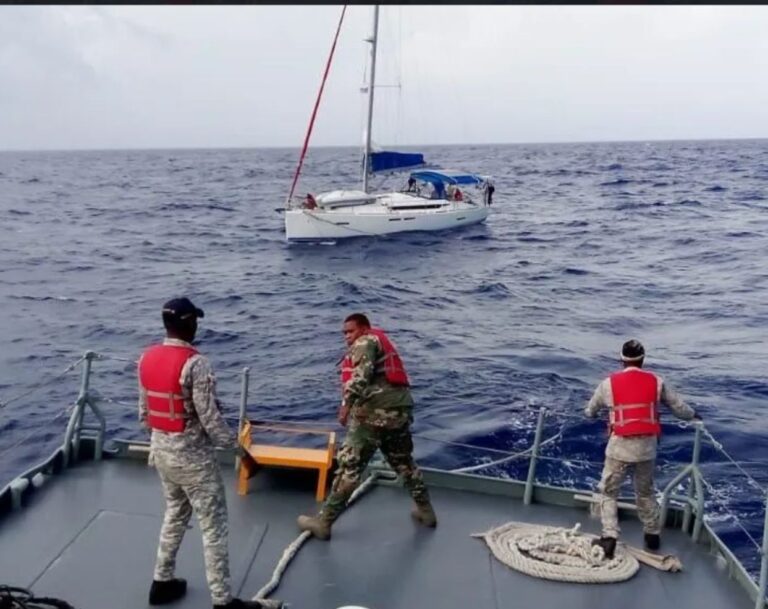 Armada Dominicana rescata a cuatro tripulantes extranjeros con barco a la deriva en Punta Cana