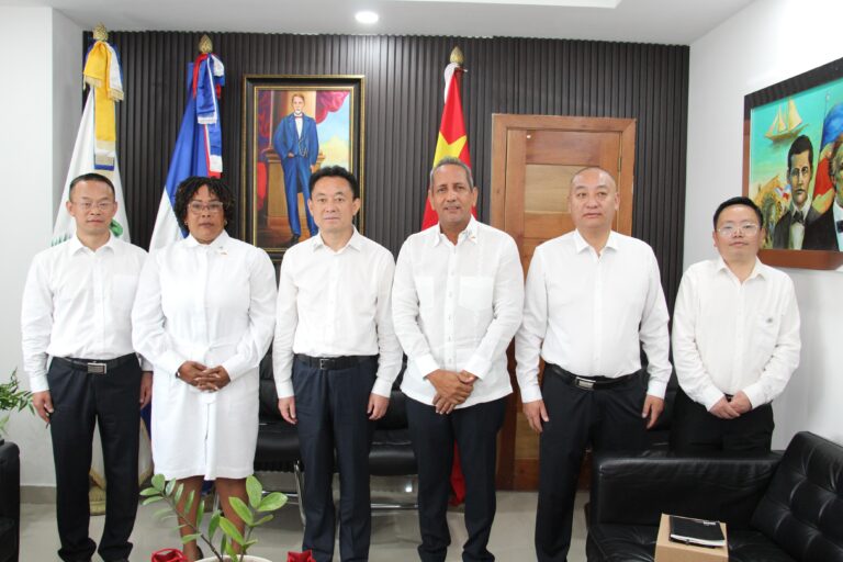 Delegación de Ganzi, China visita Verón Punta Cana para explorar acuerdos de cooperación