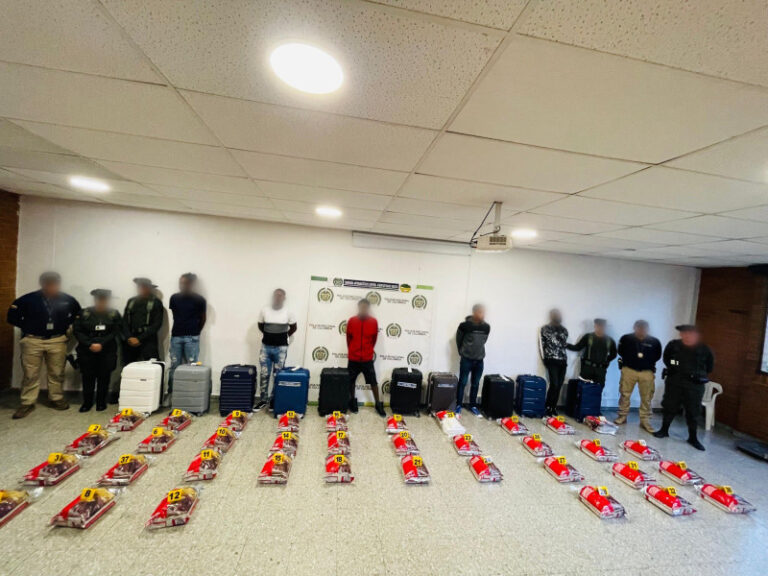 Capturan a cinco dominicanos en Bogotá con 215 kilos de cocaína en el Aeropuerto El Dorado