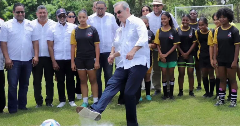 Presidente Abinader inaugura campo de fútbol en El Seibo a un costo de 20 millones de pesos, pero antes de la inauguración se robaron la bomba de agua