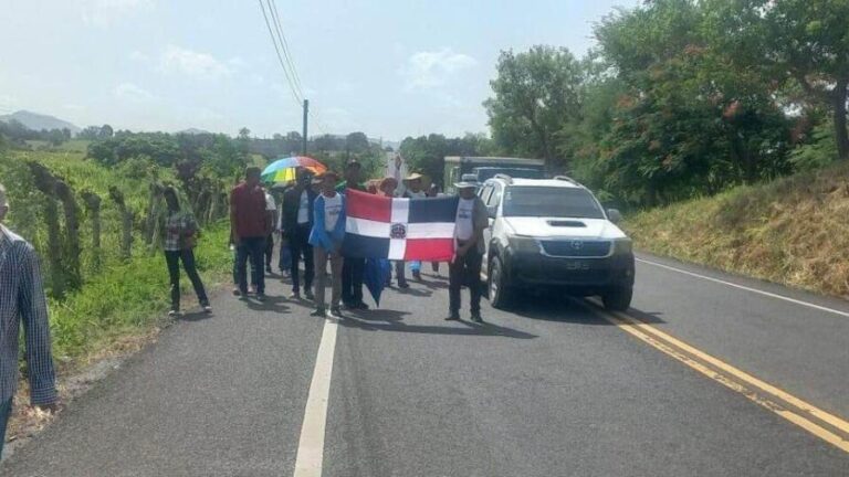 Peregrinos de El Seibo caminan por tercera vez hasta el Palacio Nacional en reclamo de tierras