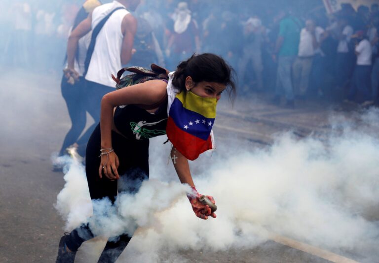 Aumentan a 13 los muertos y 177 detenidos en protestas en Venezuela tras reelección de Maduro