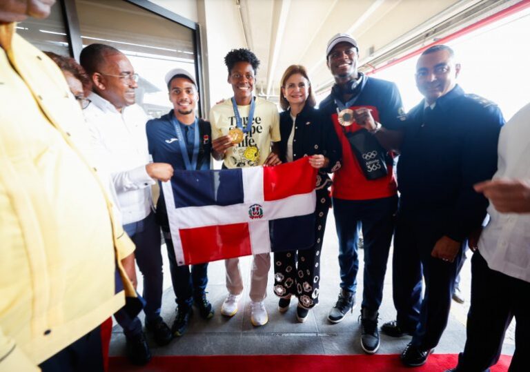 Marileidy Paulino, Cristian y Yunior, medallistas en los JJOO París 2024, recibidos por todo lo alto con gran algarabía por la vicepresidenta Peña y una multitud a su llegada al país