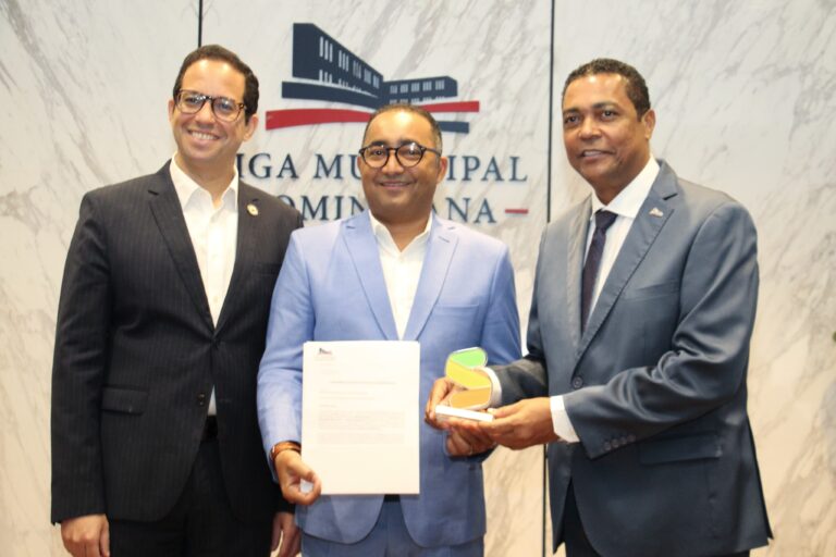 Ayuntamiento Verón Punta Cana recibe premio “Incentivo al esfuerzo regional”