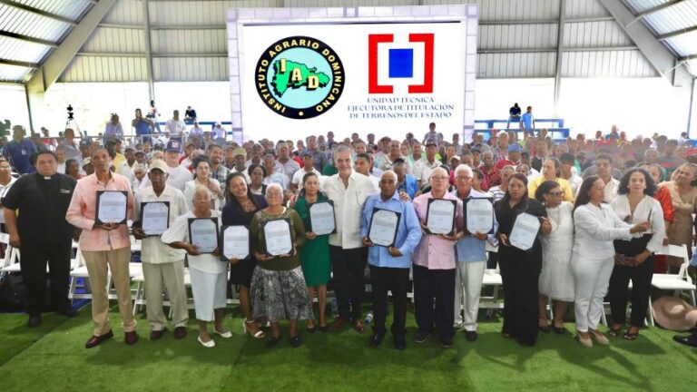 Presidente Abinader entrega 723 títulos en Las Lagunas de Nisibón, provincia La Altagracia