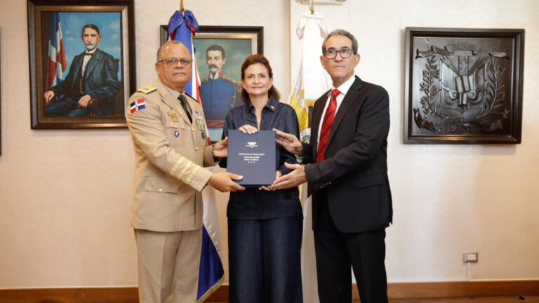 Vicepresidenta Raquel Peña posesiona al nuevo ministro de Defensa, teniente general Carlos A. Fernández Onofre