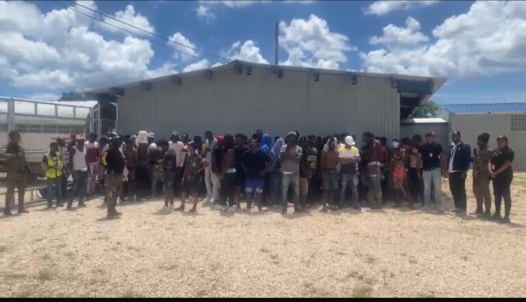 Migración detiene a 572 haitianos indocumentados y confisca varios vehículos en operativos recientes