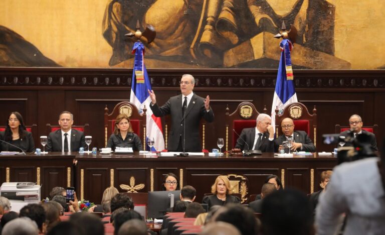 Abinader proclama nueva Constitución dominicana con limitación de reelección presidencial y refuerza compromiso democrático