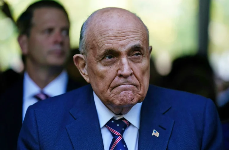 Rudy Giuliani, exalcalde NY (1994-2001), deberá entregar artículos de lujo y propiedades por 148 millones tras demanda por difamación