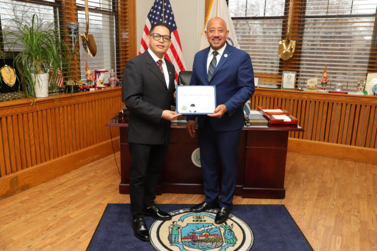 Robert Linarez recibe reconocimiento de la Alcaldía de Lawrence, Massachusetts, por su destacada trayectoria en los medios de comunicación