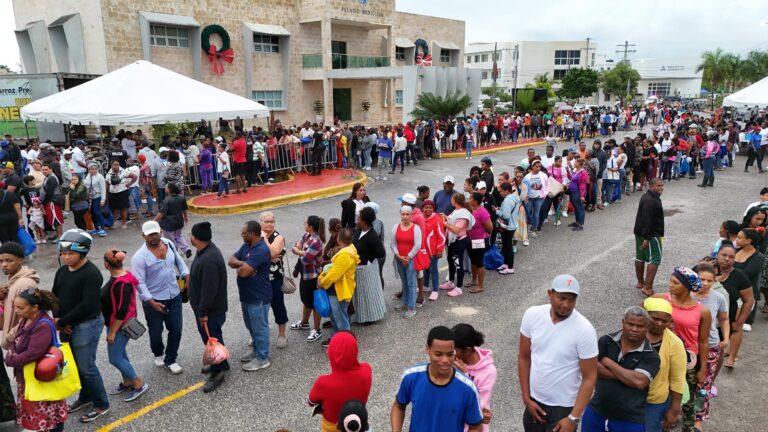 Feria Navideña del ayuntamiento de Verón Punta Cana celebra su 11ª entrega llevando alegría y productos esenciales para la Cena de Nochebuena pese a la lluvia