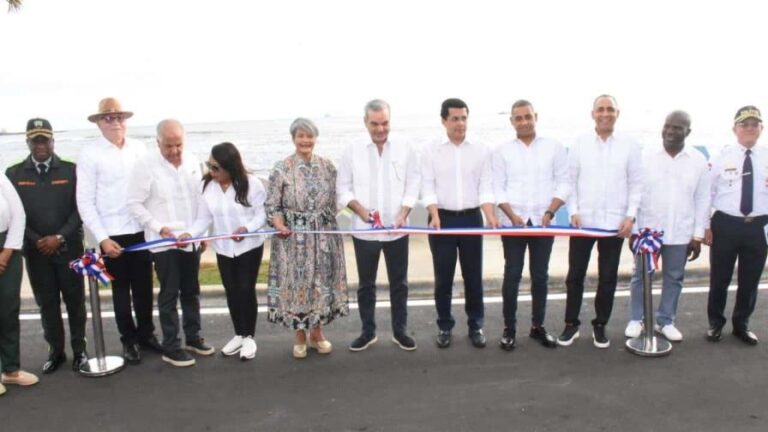 Presidente Abinader y ministro Collado inauguran remodelación del malecón de San Pedro de Macorís con inversión de RD$290 millones