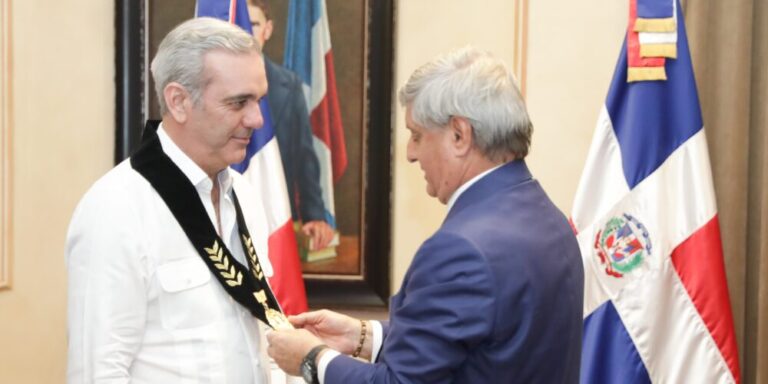 Presidente Abinader recibe Medalla de Valores Democráticos Fernando Belaunde Terry