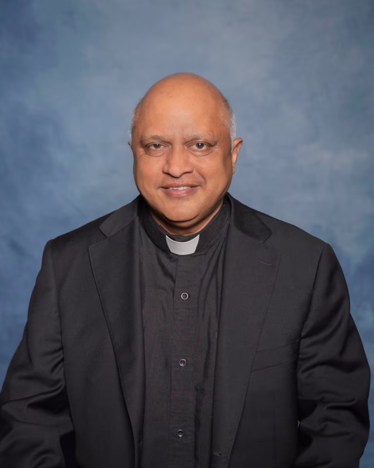 🙏💔 Asesinan a sacerdote en Kansas: comunidad conmocionada por la muerte del padre Arul Carasala en plena rectoría 🙏💔