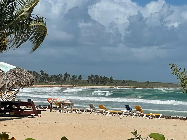 Prohíben temporalmente el baño en Playa Macao por fuerte oleaje
